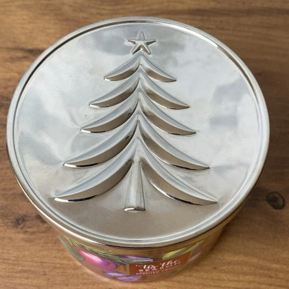 It’s The season White Barn 3 Wick Candle NEW Holiday Apples Cinnamon Pine 14.5oz